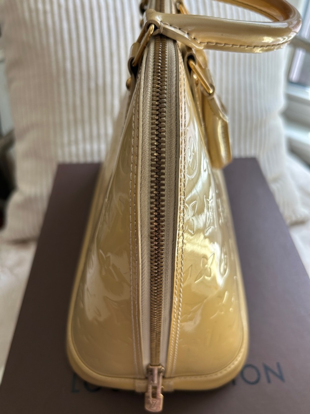 7039. Authentic Louis Vuitton Vernis Alma Satchel. Dustbag, Box, Lock/Key  COA. - Picture 7 of 16